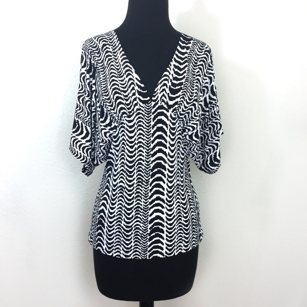 Kenneth Cole Reaction V neck Top Size S
